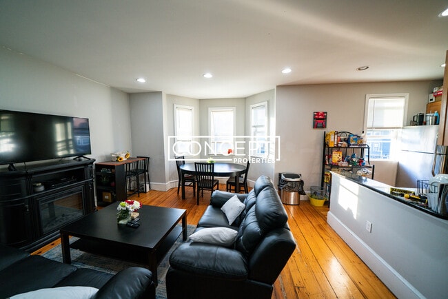 Building Photo - 820 Parker St Unit 3