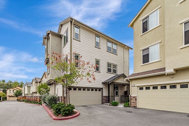 Building Photo - Stunning Home with Modern Upgrades and Pri...