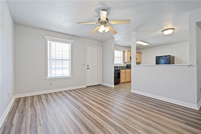 Photo - 884 W Holly St