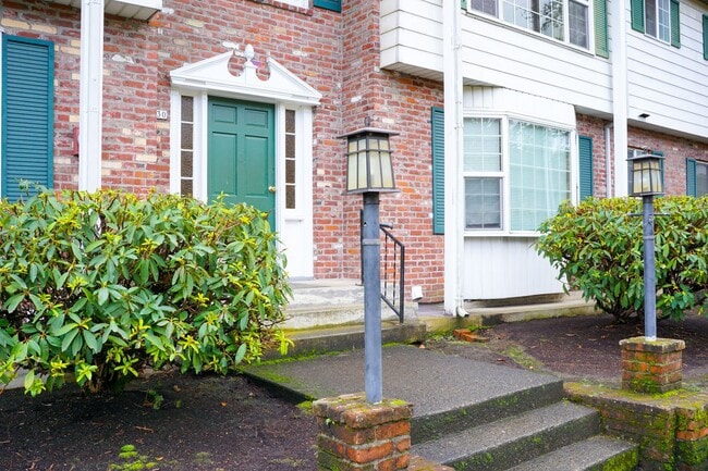 Building Photo - Close in NE-2 Bedroom, 1.5 Bath Ready Soon! Unit 2130-07