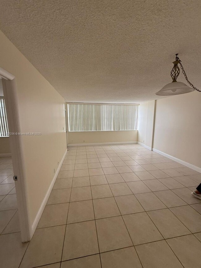 Building Photo - 2025 NE 164th St Unit 801 Rental