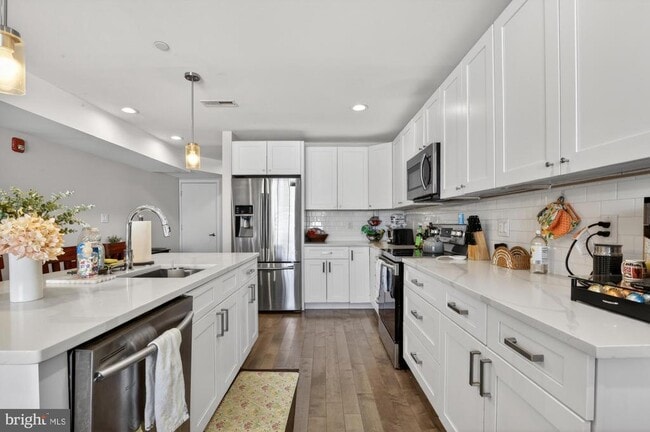 Building Photo - 1650 Point Breeze Ave Unit 3