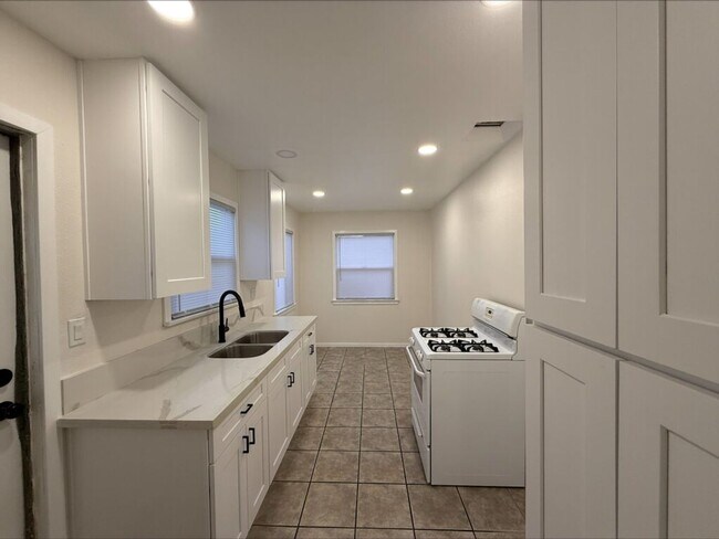 Photo - 731-737 W Vernon Dr