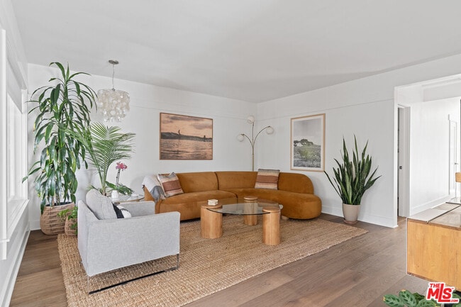Building Photo - 1613 Cabrillo Ave Rental