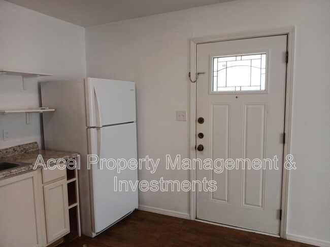 1112 E Van Week St