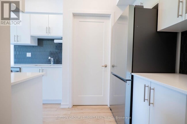 Photo - 940 St David St N