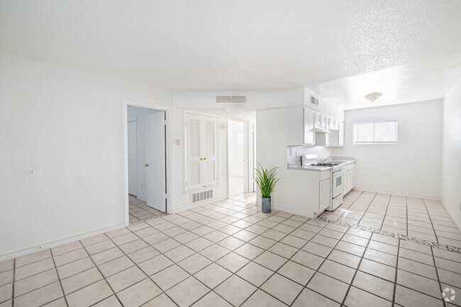 2BR, 1BA - 750SF - Kitchen / Dining Room