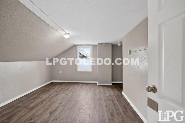 Photo - 3905 Peru St