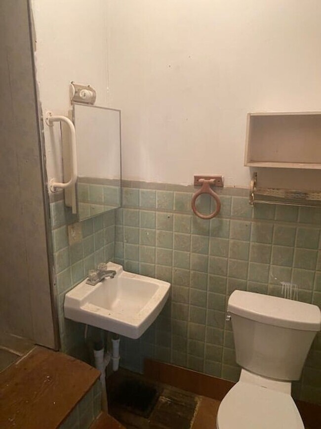 Photo - 1710 S Kerth Ave