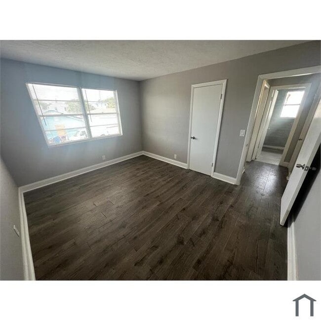 Building Photo - 705 2nd St Unit 2 Rental