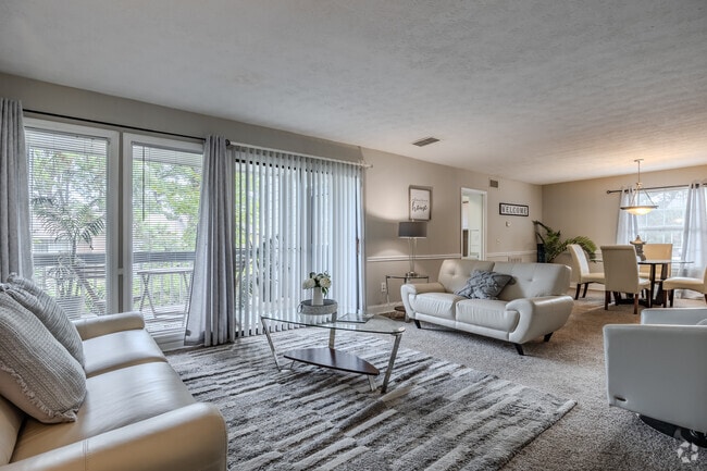 2BR, 2BA - 1072SF - Living Room
