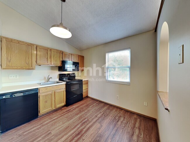 Photo - 212 Charing Cross St