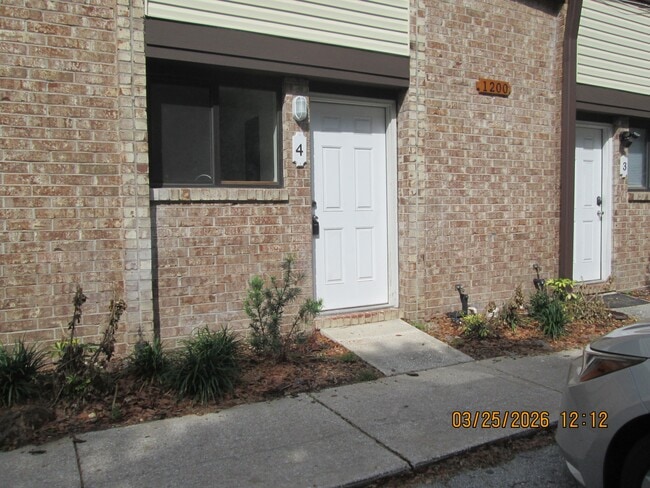 Building Photo - 1200 Bretta St