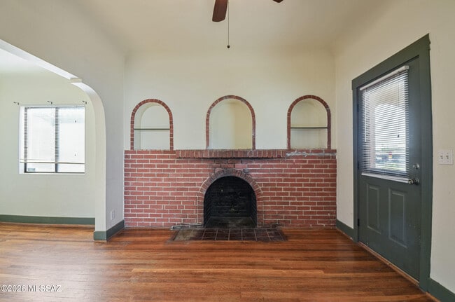 133 W Adams St