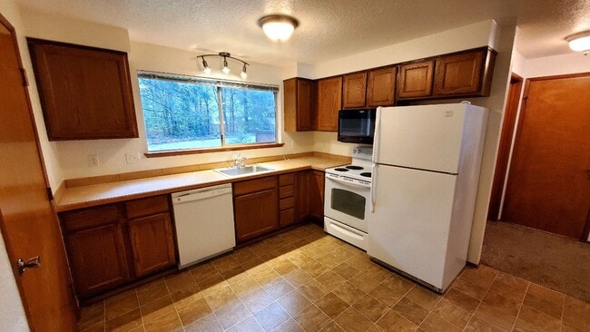 Photo - 821 Kaiser Rd NW