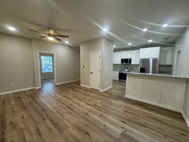 Photo - New 4BR/2.5BA Home – Perfect for Roommates, Walk to Campus! Unidad 101