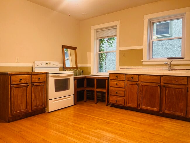 Kitchen - 531 S Lombard Ave Unit First floor