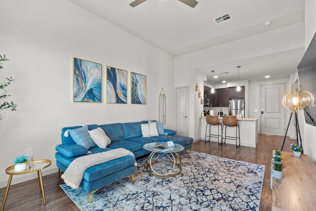 Building Photo - 711 W Broadway Rd Unit ID1366963P