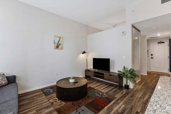 Photo - 9-JAN-JAN E 4th St Unidad ID1094344P