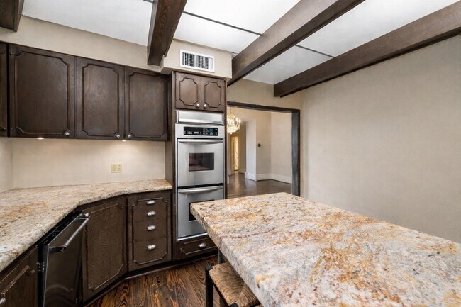 Photo - 1651 Cortlandt St