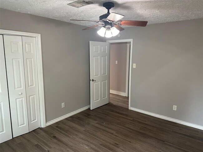 Photo - 228 Oak Manor Dr