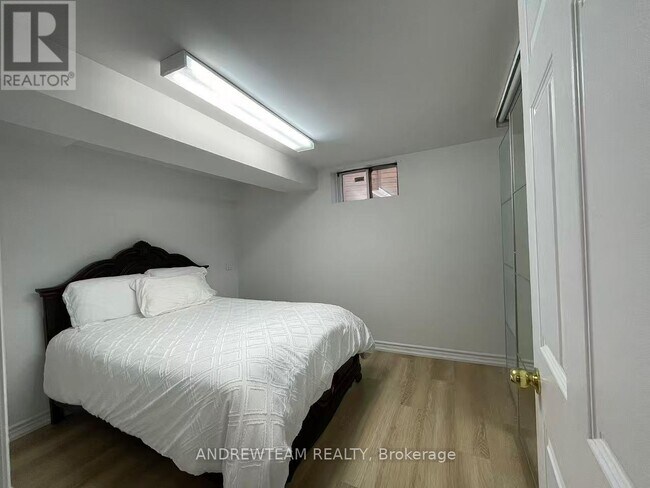 Photo - 382 Lynett Crescent