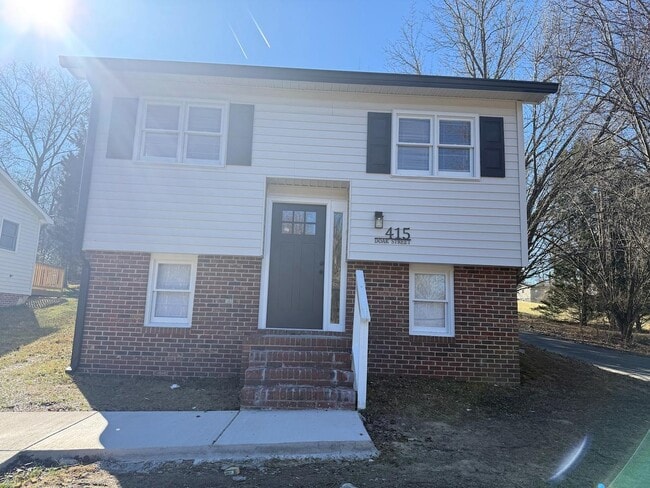 Building Photo - 415 Doak St