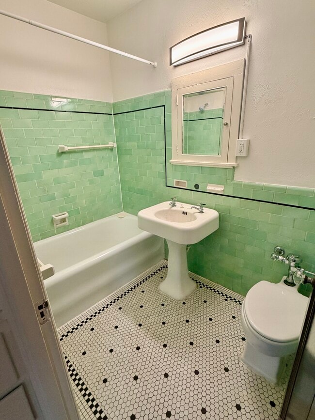Building Photo - The Gardenia Unit 4