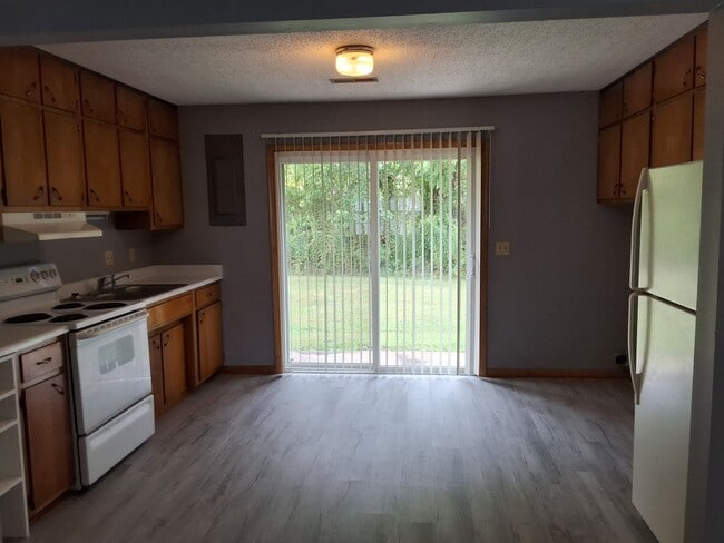 Photo - Comfy 3 Bedroom, 2 Bath Duplex located in ...