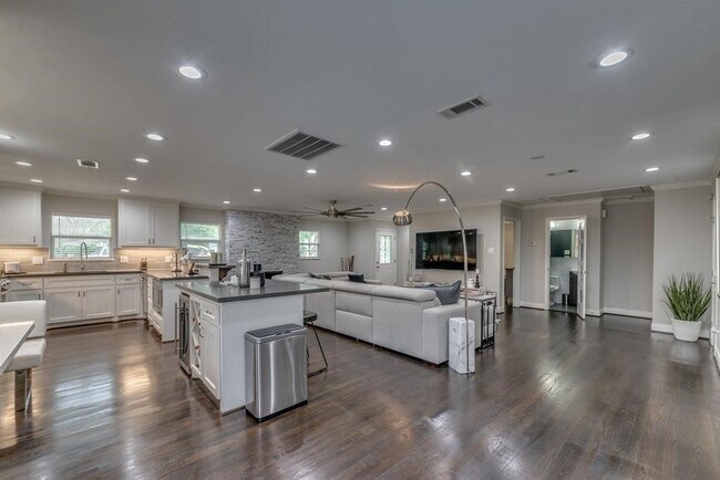 Photo - 331 W 30th St