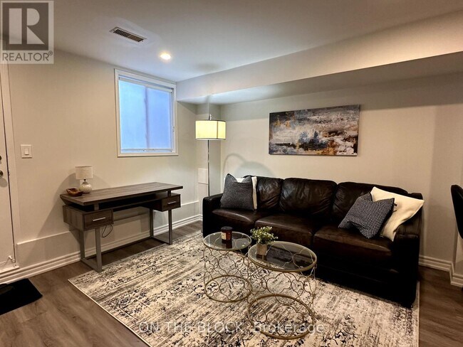 Photo - 49 Leslie St