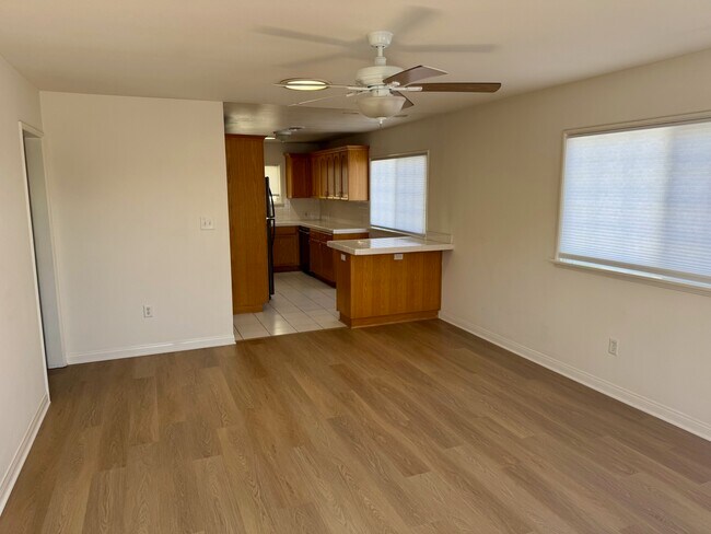 Entry to Kitchen - 860 Manhattan Beach Blvd Apartamentos Unidad B