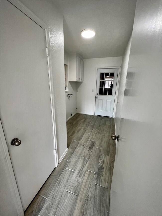 Building Photo - 4030 Thistledown Dr