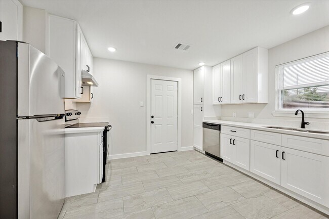 Photo - 6731 London St