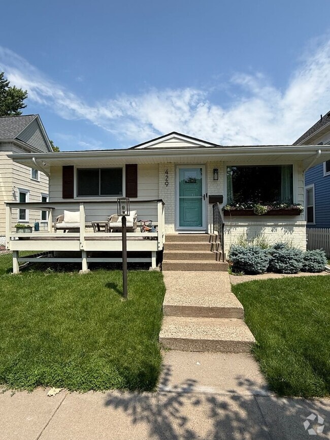Building Photo - Beautifully Updated 4 Bed 2 Bath St.Paul S... Rental