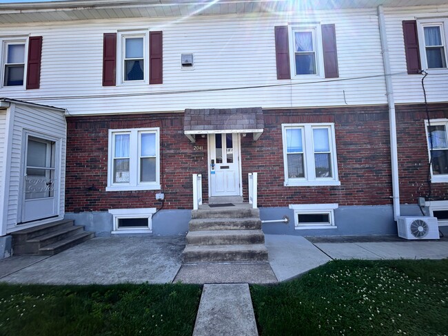 Entry - 2041 Penn Ave Apartments Unit Second Floor