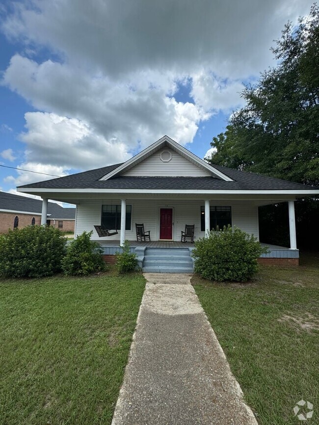Building Photo - Available August! Rental