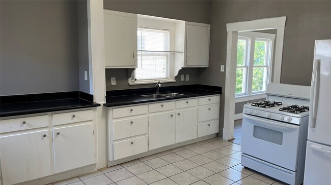 Photo - 720 E 12th St