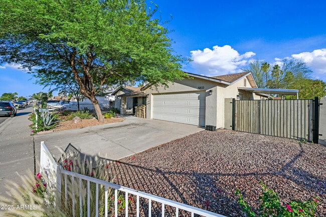 5833 W John Cabot Rd