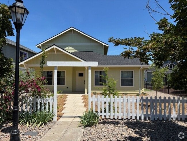 Building Photo - 3 bed 2 bath Home for Rent in Talent