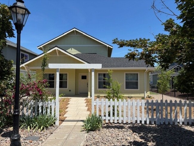 Building Photo - 3 bed 2 bath Home for Rent in Talent