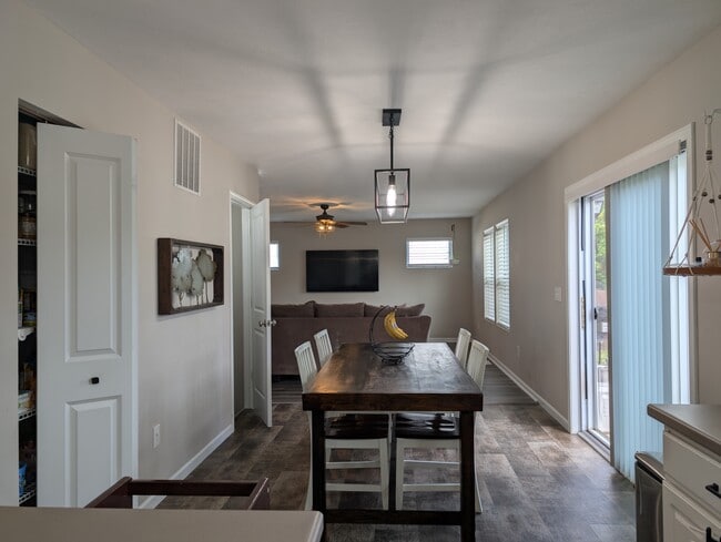 COMEDOR - 3586 Fernwood Ln