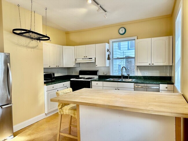 Building Photo - 103 Belmont St Unit 1 Rental