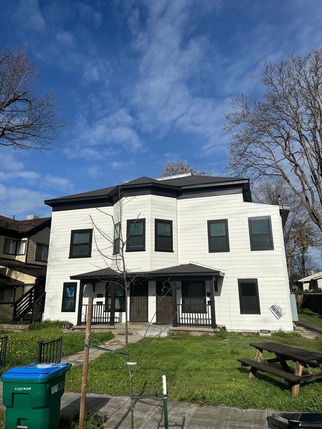 Building Photo - 734-734 W 4th St Unit 734 W 4th St