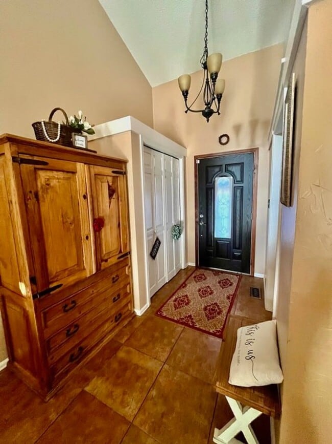 Photo - Well maintained 4 bedroom home available in the Rockrimmon area!