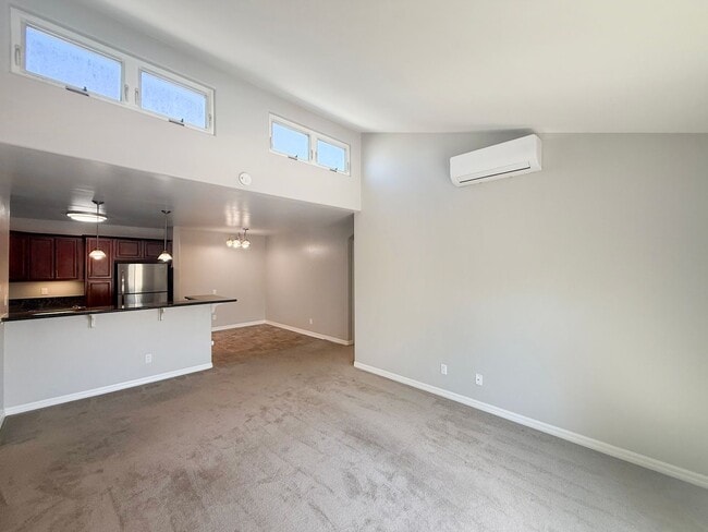 Building Photo - Beautiful 4B/2BA Top Floor Corner Unit 439 Rental