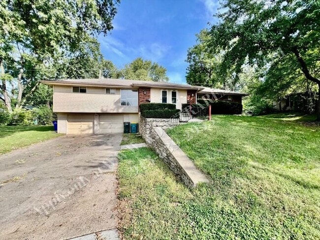 Photo - MOVE IN SPECIAL!! Spacious Shawnee Duplex-...