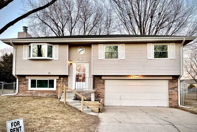 Photo - 7507 S 147th St