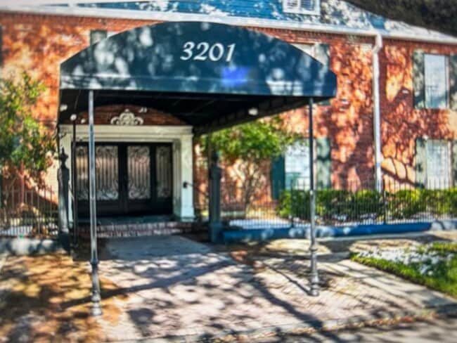 Building Photo - 3201 Saint Charles Ave Unit 330