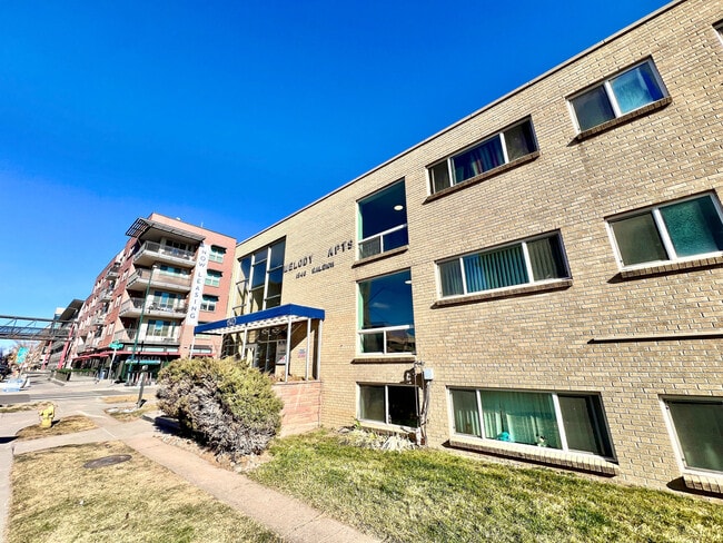 Experimente la vida urbana moderna en un entorno de apartamento contemporáneo, ¡ahora en alquiler! - Flats at Sloan's Lake West